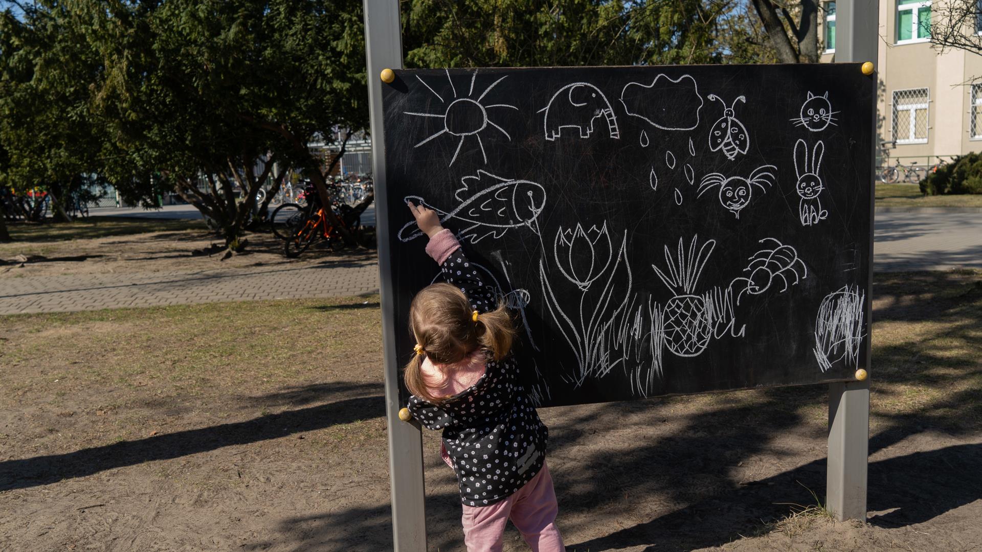 girl drawing