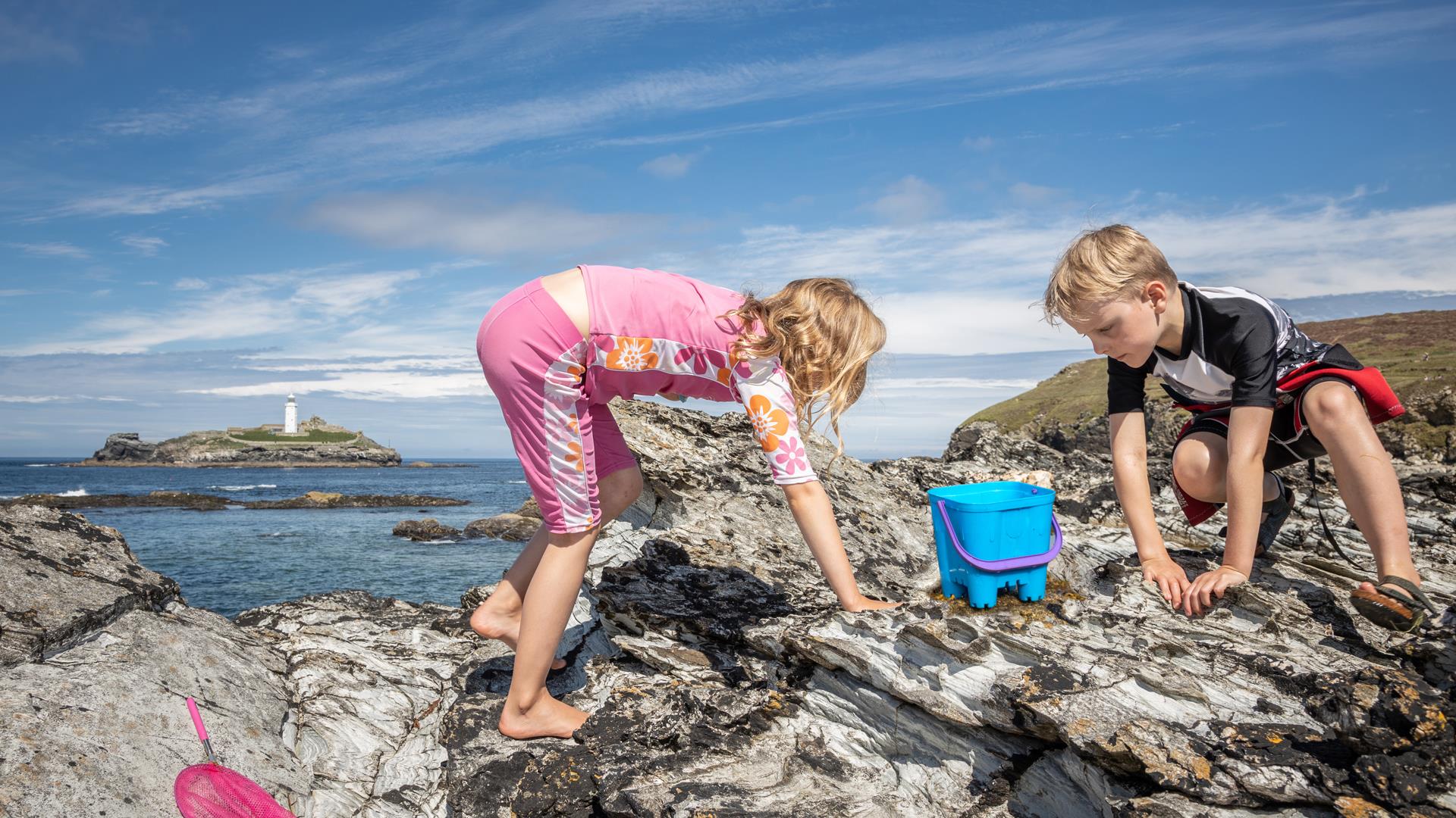 kids rockpooling