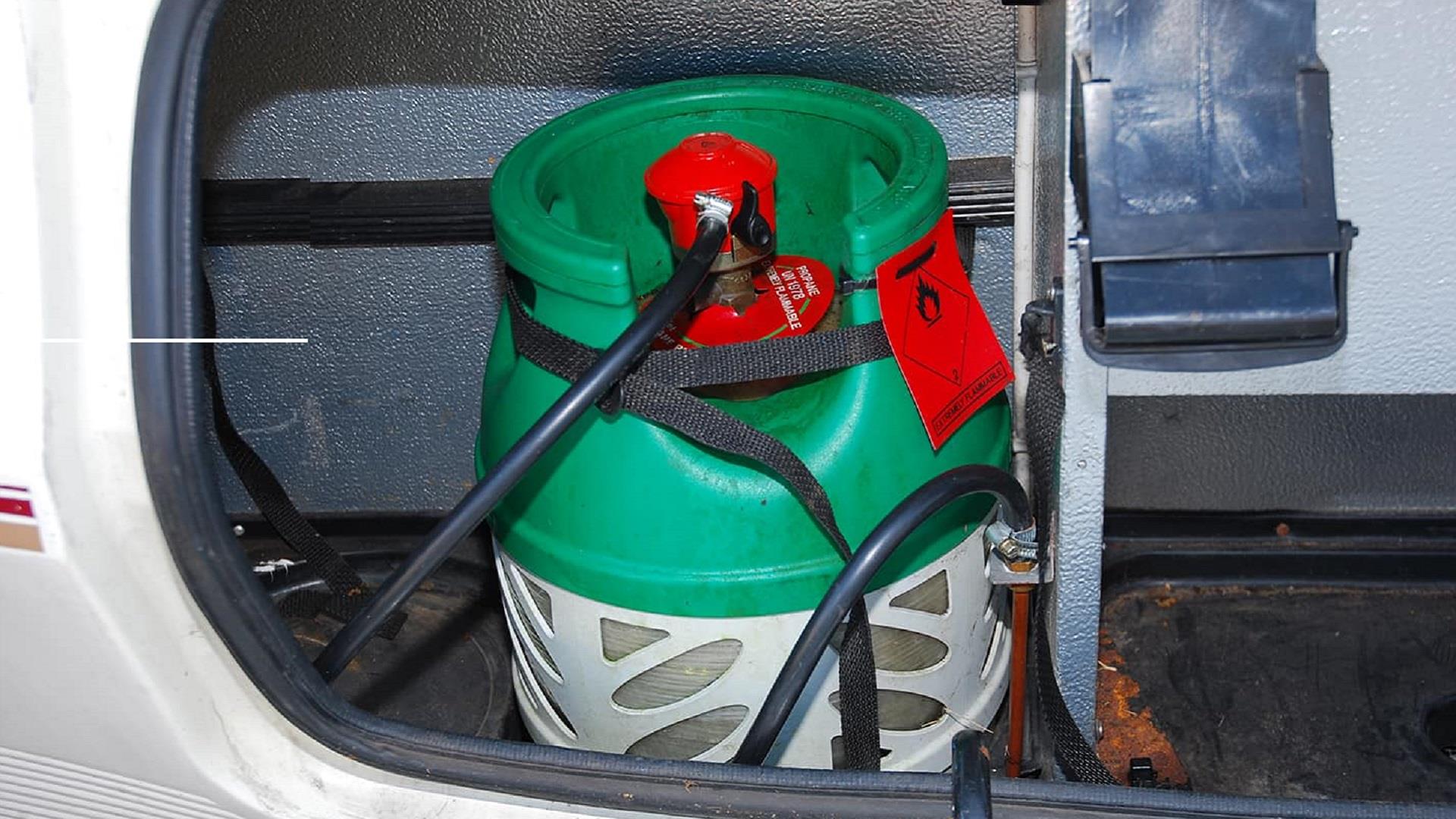 Gas tank with a clip on regulator