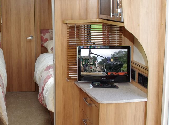 thumbnail image 2 of KORONA EXTRA Digital Omnidirectional HD TV And DAB Radio Aerial For Motorhome, Boat, Truck (Unispectra UNI-220622-K1) 2 of 6