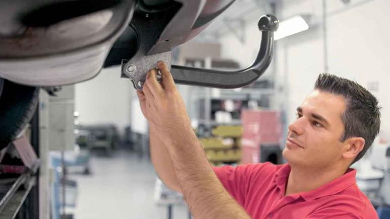 A Guide to Towbars and Electrics While Towing a Vehicle