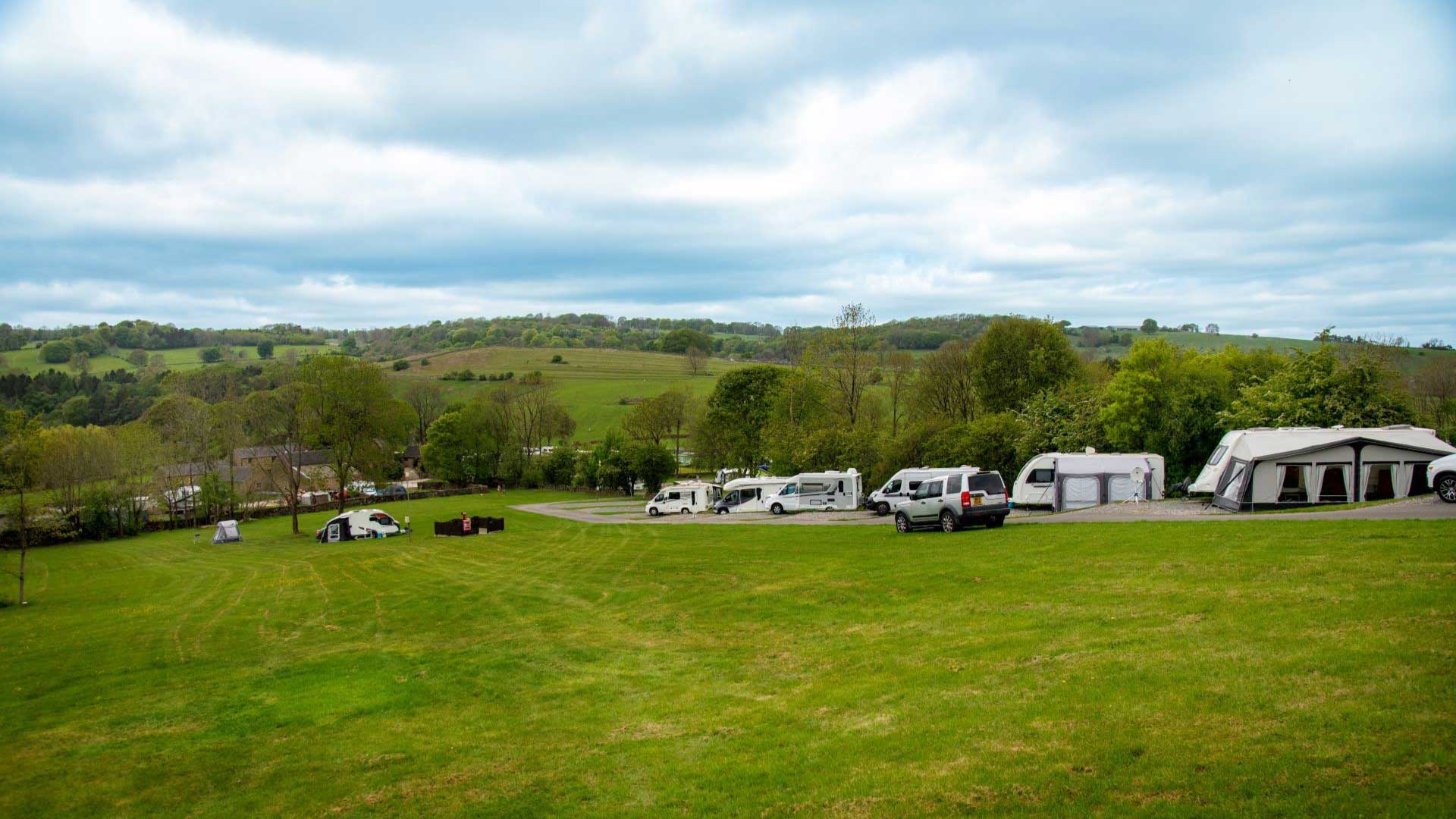 Motorhomes and caravans pitched on Bakewell campsite