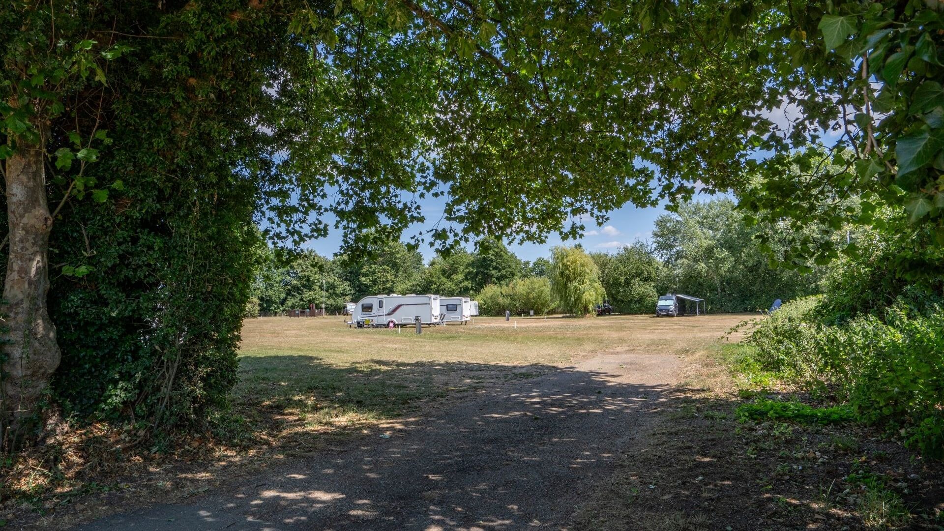 Walton-on-Thames Camping and Caravanning Club Site — photo 2
