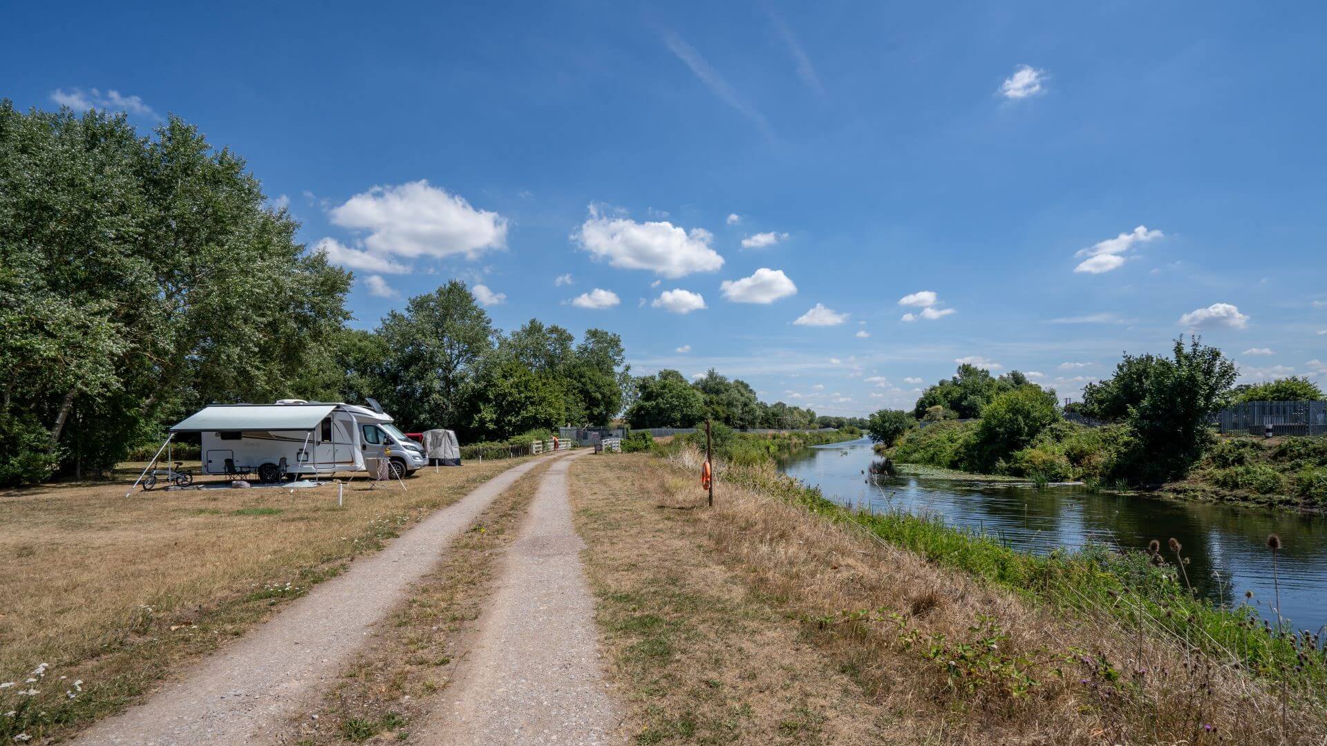 Walton-on-Thames Camping and Caravanning Club Site — photo 6