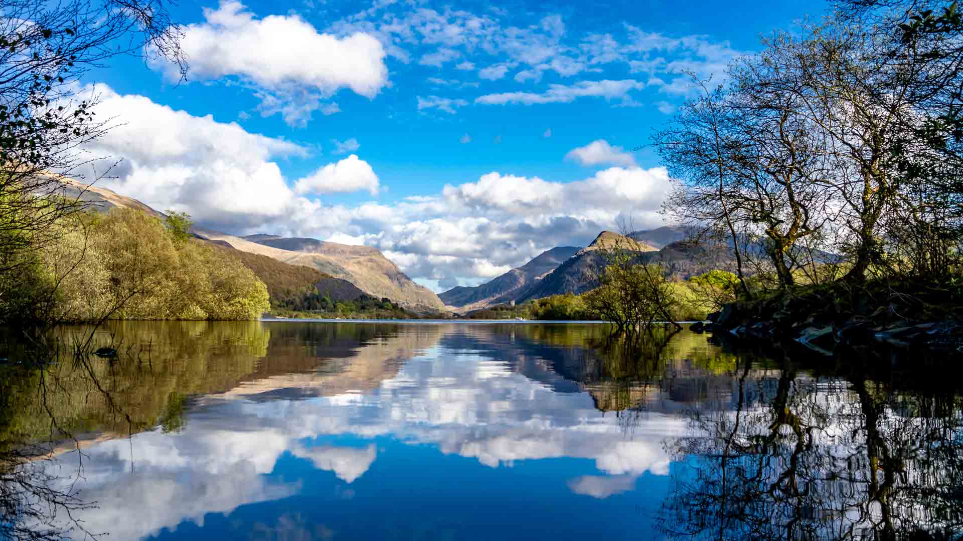 Snowdonia lake view in the sun