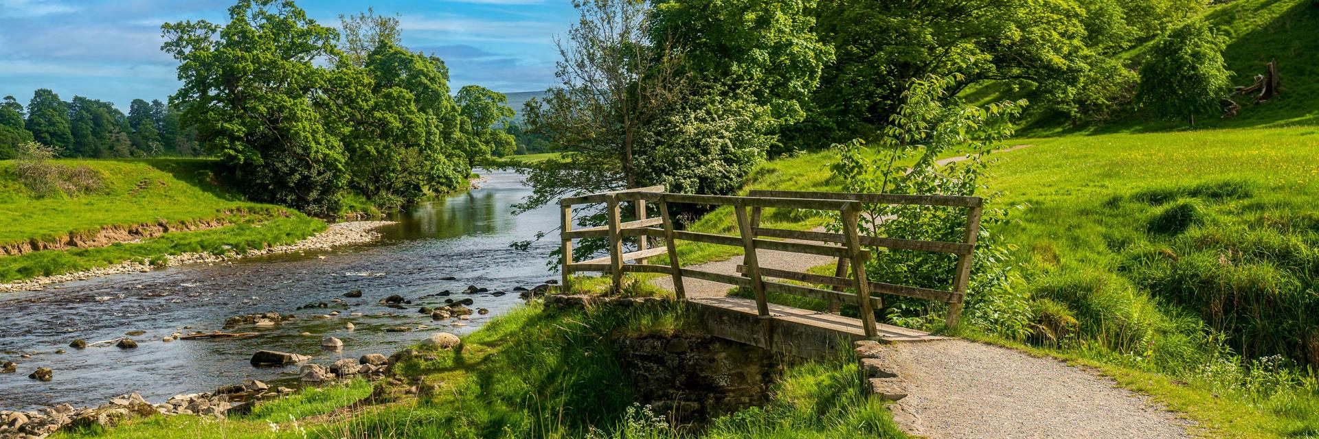 What is the meaning of trickling stream? - Question about English (UK)