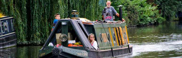 Canal boat on teh Kennet and Avon Canal
