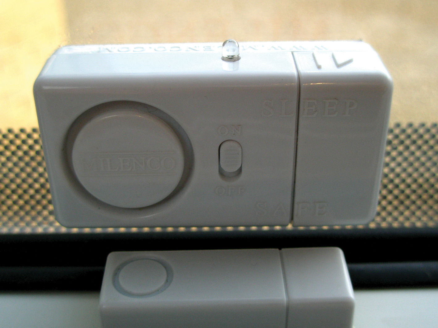 Sleepsafe compact battery window alarm