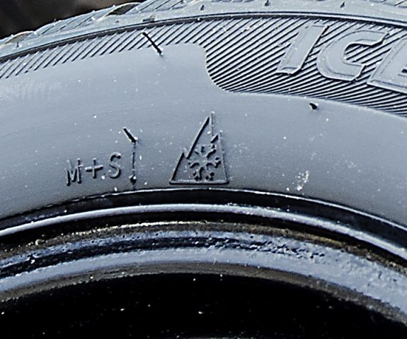 WEB Winter tyre snowflake motif 001crop