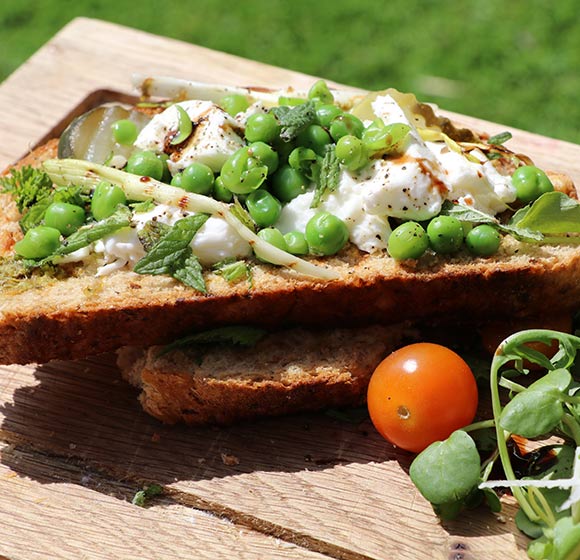 Pea, mozzarella & mint bruschetta