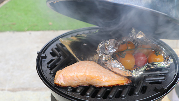 Smoking food on griddle