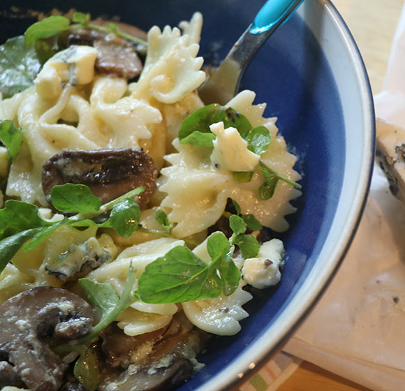 Blue cheese, mushroom and walnut pasta Supper